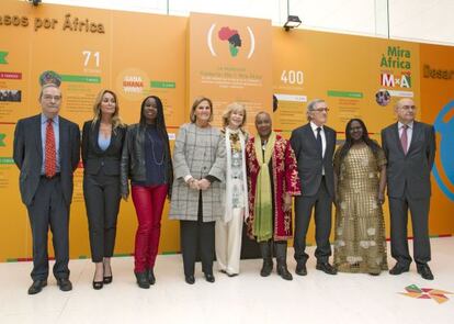 Fern&aacute;ndez De la Vega junto con varios aistentes a la presentaci&oacute;n de Mujeres por &Aacute;frica