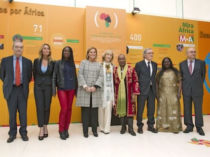 Fern&aacute;ndez De la Vega junto con varios aistentes a la presentaci&oacute;n de Mujeres por &Aacute;frica