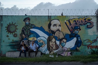 Graffiti depicting President Bukele (center) in the municipality of Soyapango, on the eastern outskirts of the capital.