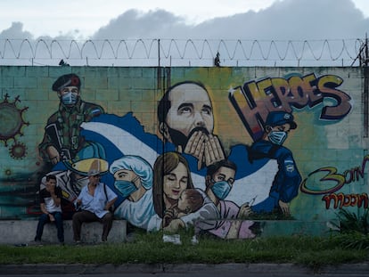 Graffiti depicting President Bukele (center) in the municipality of Soyapango, on the eastern outskirts of the capital.