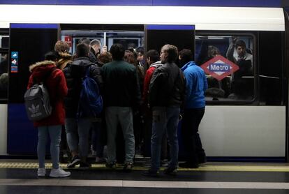 Primera jornada de huelga y paros parciales en las lineas 6 y 10 de Metro en Madrid. 