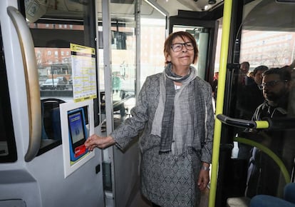 La delegada de Movilidad del Ayuntamiento de Madrid, Inés Sabanés, presenta el nuevo pago con tarjeta de crédito en los autobuses de la EMT. 