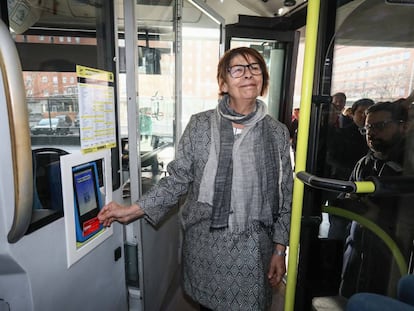 La delegada de Movilidad del Ayuntamiento de Madrid, Inés Sabanés, presenta el nuevo pago con tarjeta de crédito en los autobuses de la EMT. 