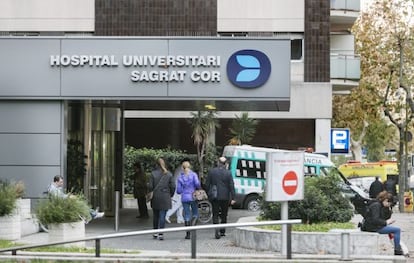 Puerta principal del hospital Sagrat Cor, en Barcelona.