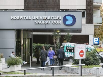 Puerta principal del hospital Sagrat Cor, en Barcelona.