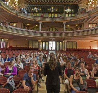 Una guía explica a turistas el interior del Palau.