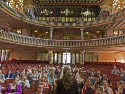Una guía explica a turistas el interior del Palau.