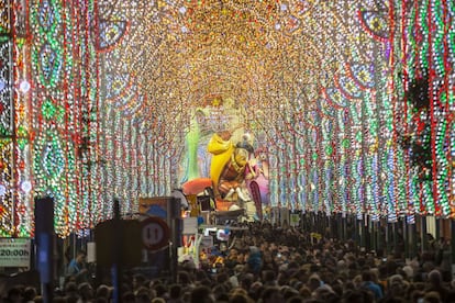 Una de las atracciones más típicas durante estas fechas son las calles iluminadas. Al fondo, una falla.