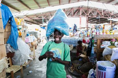 "Este niño vendía bolsitas de agua por 5 gourdas. Está en Pétion-Ville, un gran mercado en Puerto Príncipe. El niño está contento y me sonríe, pero cuando tengo la oportunidad, aludo a esta imagen para resaltar la necesidad de invertir en educación e incidir en la importancia de escolarizar a todos ellos. Algo muy complicado en un país como Haití".