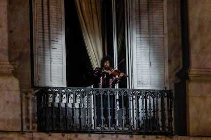 El violinista Ara Malikian actúa desde un balcón del Palacio Real tras la visita que la princesa Leonor y la Infanta Sofía realizaron con jóvenes a la Galería de las Colecciones Reales.
