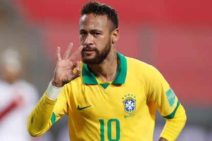 Neymar celebra un gol frente a Perú.