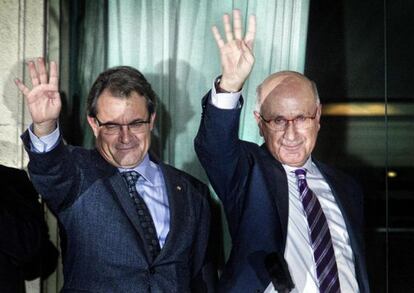 Artur Mas y Josep Antoni Duran Lleida saludan a los militantes nacionalistas desde el balcón del hotel Majestic.