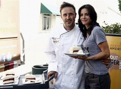 David Arquette no ha dudado en ponerse el delantal por una buena causa. El actor ha participado en la campaña <i>Drive Out Hunger Tour</i>, promovida por la organización Hunger Action Month y la Cheesecake Factory, según ha informado <i>People</i>. Con esta acción se intenta recolectar 100.000 latas de comida en restaurantes de EEUU durante el mes de septiembre. Los participantes recibirán una porción de tarta por cada donación de dos botes de comida.