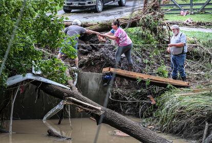 Los equipos de emergencia realizaron cerca de 50 rescates aéreos y cientos de operaciones acuáticas.