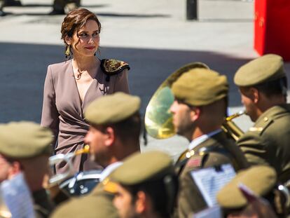 La presidenta de la Comunidad de Madrid, Isabel Díaz Ayuso, en el acto cívico-militar en homenaje a los Héroes del 2 de Mayo en la Puerta del Sol de 2023.