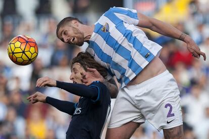 El madridista Luka Modric lucha por la pelota ante Raúl Albentosa.