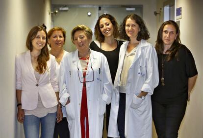 From left to right: Patients Julia, Paqui, Amparo and Laura with the doctors Anna Lluch and Isabel Chirivella.  