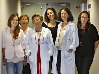 From left to right: Patients Julia, Paqui, Amparo and Laura with the doctors Anna Lluch and Isabel Chirivella.