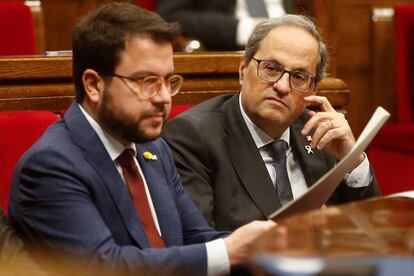 El presidente de la Generalitat, Quim Torra, junto a su vicepresidente, Pere Aragonès, en el pleno del Parlament.