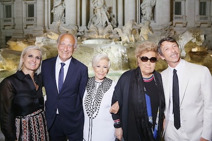 Maria Grazia Chiuri, Anna Fendi, Carla Fendi y Pierpaolo Piccoli durante el desfile de celebración de los 90 años de la marca.