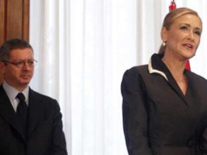 Cristina Cifuentes promete el cargo ante Gallard&oacute;n, Aguirre y Botella.