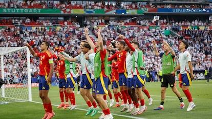 Los jugadores de la selección española de fútbol celebran el triunfo ante Alemania en los cuartos de final.