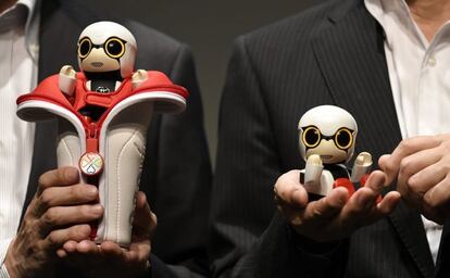 El Kirobo Mini, que tendrá un precio base de 39.800 yenes (349 euros/ 392 dólares), se expondrá en la mayor feria tecnológica de Japón, Ceatec, que se celebra en Tokio entre el 4 y el 7 de octubre.