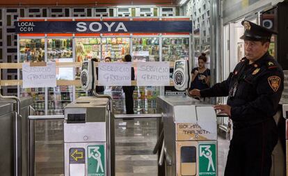 Carteles que indican la gratuidad del servicio de metro en la Ciudad de M&eacute;xico tras el terremoto.