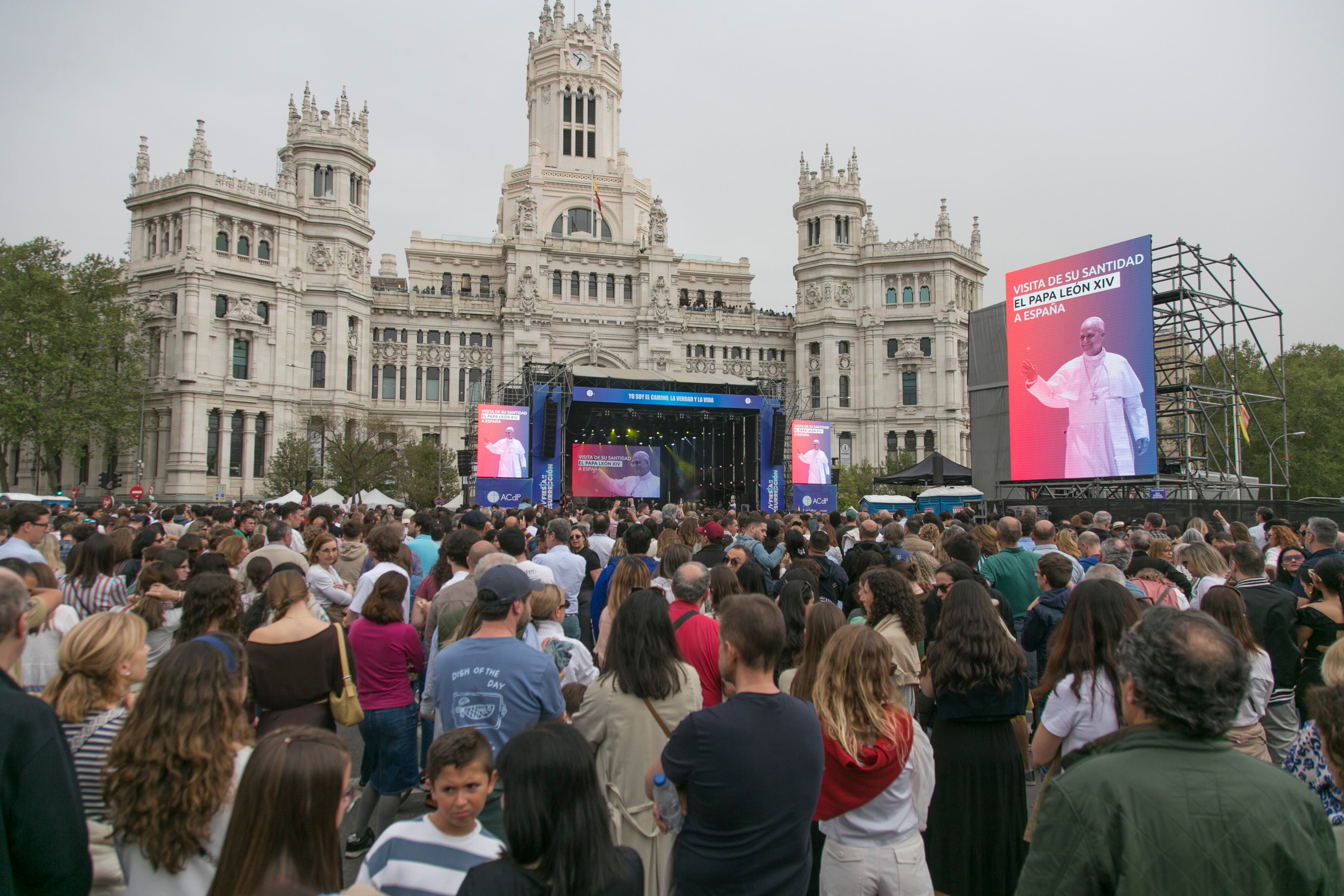 El público de la Fiesta de la Resurrección, en la plaza de Cibeles de Madrid.