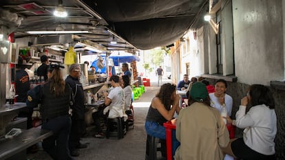 Puesto de comida en Juanacatlán, Ciudad de México, el 1 de Abril de 2025.