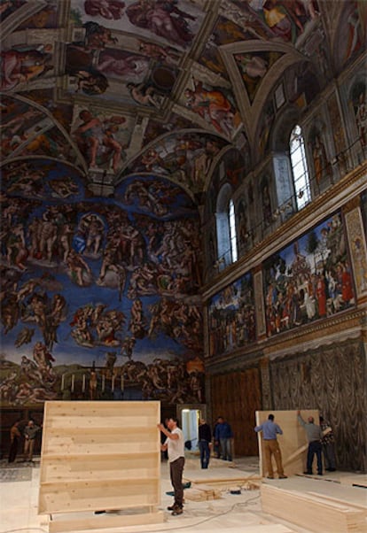 Foto cedida por <i>L'Osservatore Romano</i> que muestra los preparativos en la Capilla Sixtina para el cónclave.