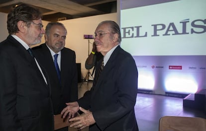 Juan Luis Cebrián, presidente executivo do Grupo PRISA em conversa com Ignacio Polanco (no centro), presidente de honra do Grupo PRISA, e o senador e ex-presidente brasileiro José Sarney (à direita).