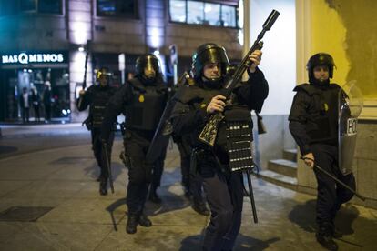 La policía antidisturbios se preparan para disparar balas de goma durante la manifestación en Madrid, 15 de enero 2014.