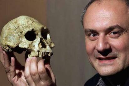 David Lordkipanidze, con una reproducción del tercer cráneo hallado en Dmanisi, en 2003.