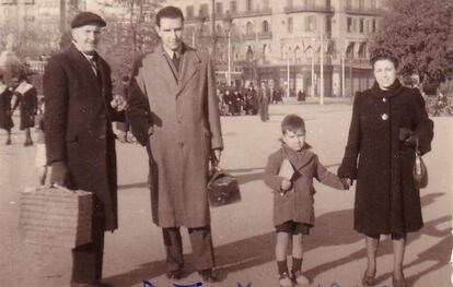 Joan Margarit a Barcelona, l’any 1943, amb els seus pares i el seu avi patern. 