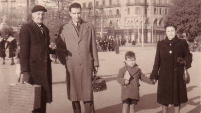 Joan Margarit a Barcelona, l’any 1943, amb els seus pares i el seu avi patern. 