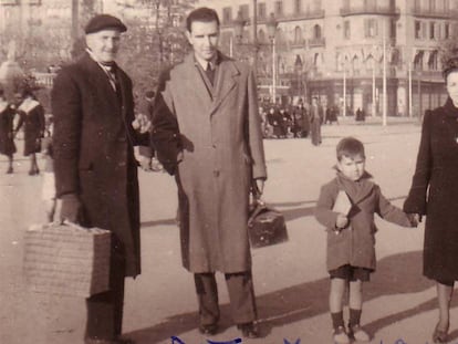 Joan Margarit a Barcelona, l’any 1943, amb els seus pares i el seu avi patern. 