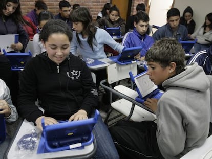 Estudantes de escola pública uruguaia recebem um novo computador.