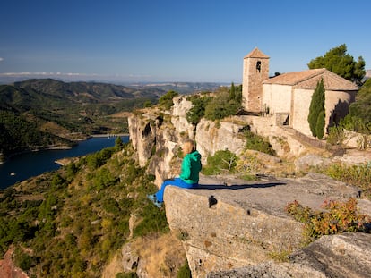 Una mujer admira el paisaje de Siurana, en Tarragona.