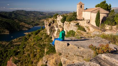 Una mujer admira el paisaje de Siurana, en Tarragona.