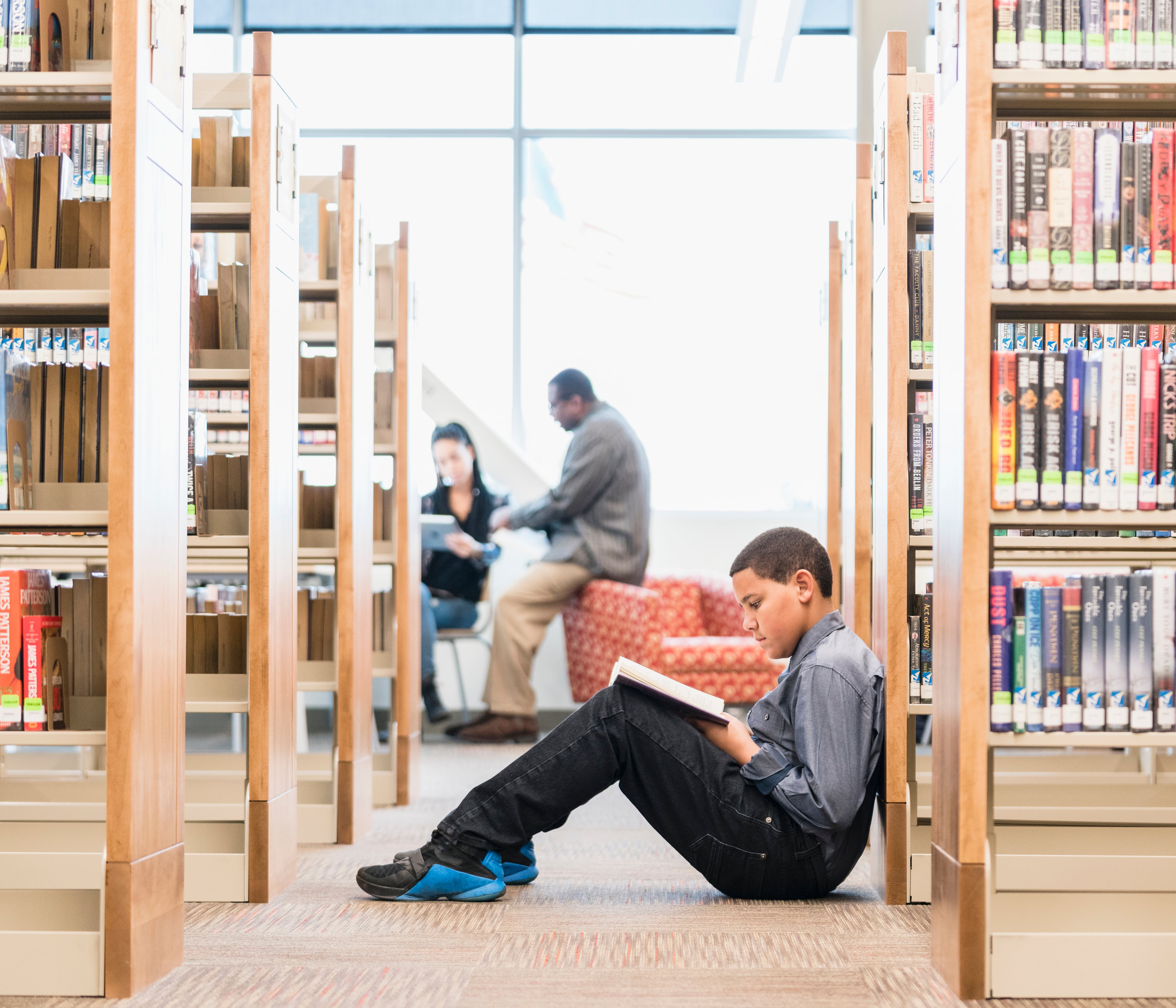 La prohibición de libros en las escuelas públicas de Estados Unidos se normaliza: casi 7.000 títulos fueron vetados en el último año