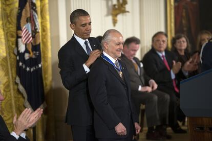 El investigador formó parte del Consejo de Asesores de Ciencia y Tecnología de Estados Unidos. Es el único mexicano que ha recibido la medalla presidencial de la Libertad de Estados Unidos, una distinción que le fue colgada del cuello por Barack Obama.