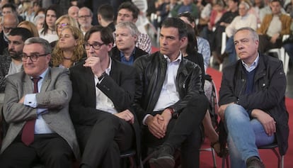 Pere Navarro, primero por la derecha, en un acto politico en 2017.