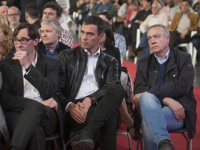 Pere Navarro, primero por la derecha, en un acto politico en 2017.