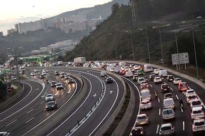 C-58, via de acceso a Barcelona a su paso por Montcada i Reixac muy cargada de tráfico a primera hora de la manana.