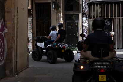 Unos turistas realizan un tour con el Quad Cityt Tour por el centro de Barcelona, el 13 de octubre.