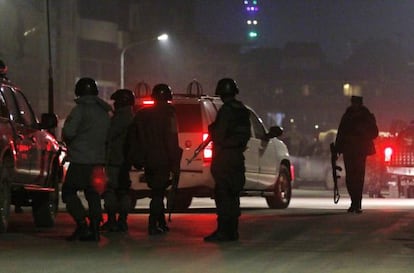 Miembros de las fuerzas de seguridad de Afganistán llegan al lugar del atentado.