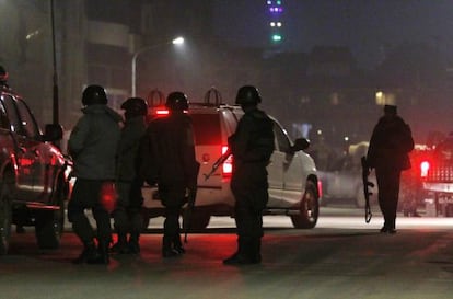 Miembros de las fuerzas de seguridad de Afganist&aacute;n llegan al lugar del atentado. 