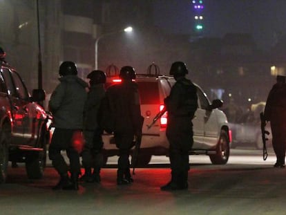 Miembros de las fuerzas de seguridad de Afganist&aacute;n llegan al lugar del atentado. 