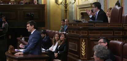 Albert Rivera sonr&iacute;e mientras Patxi L&oacute;pez reclama silencio.